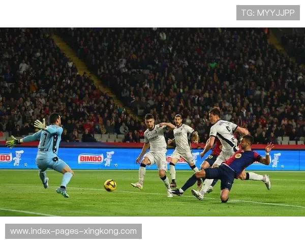 费兰托雷斯控球后送出挑传，巴萨前场创造点连续出现——攻守兼备的现代足球魅力