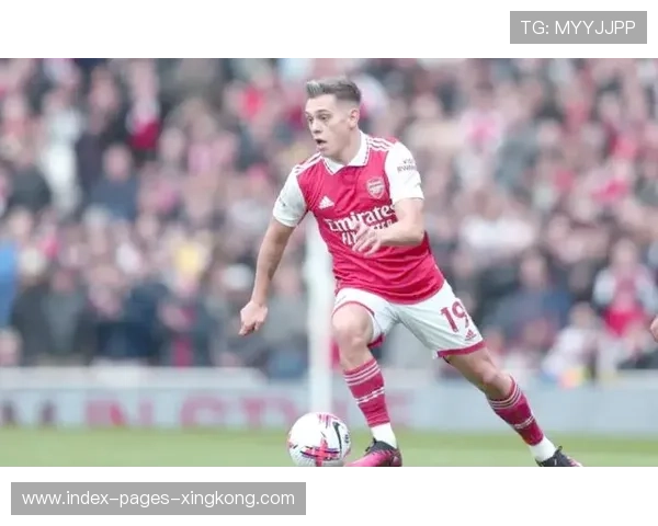 阿森纳特罗萨德轻巧挑射实现反超