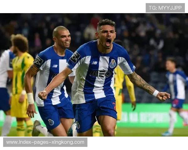 波尔图前场二过一配合撕开对方防线，前锋破门在即：从球场到生活的效率密钥